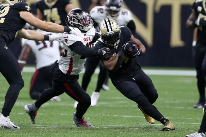 New Orleans Saints running back Mark Ingram (14) runs against Atlanta linebacker Deion Jones. Mandatory Credit: Chuck Cook-USA TODAY Sports